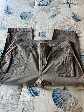 Gloria Vanderbilt Brown Capris with Pocket Stud Detail